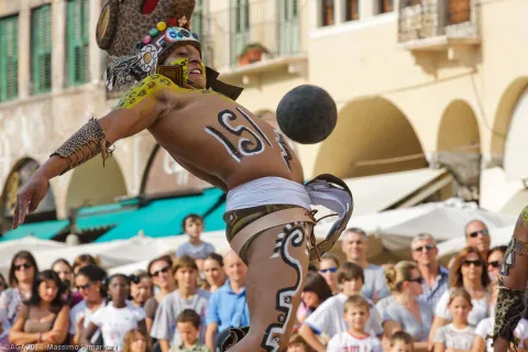 Ulama, gioco tradizionale messicano a Verona in occasione di Tocatì - Festival Internazionale dei Giochi in strada