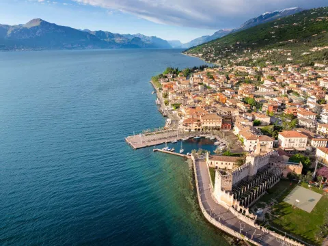 Torri del Benaco vista dall'alto con castello e passeggiata lungo il Lago di Garda in estate