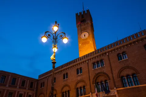 Veduta serale di Piazza dei Signori e Torre civica a Treviso