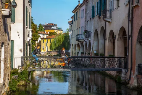 Due persone in bicicletta sul Ponte dei Buranelli a Treviso