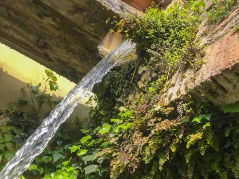 Acqua che scorre attraverso un Mulino della Valle dei Mulini di Mossano