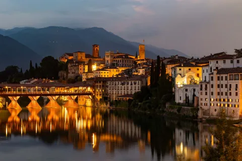 Ritratto notturno di Bassano del Grappa. Lento scorre il fiume Brenta sotto al Ponte degli Alpini