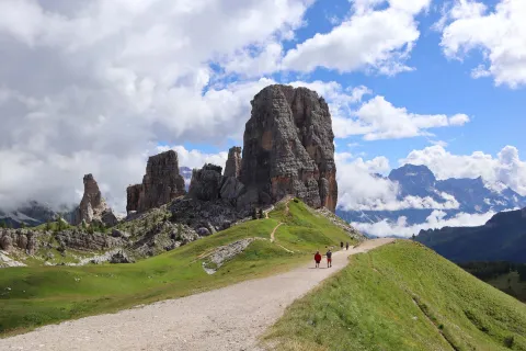 Escursionisti lungo il sentiero che costeggia le 5 Torri nelle Dolomiti Bellunesi
