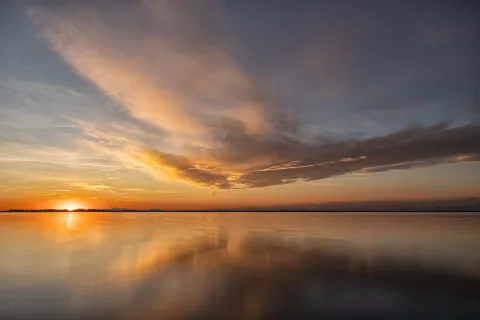 Spiaggia della Boschettona sulla Laguna Veneta all'alba, unica spiaggia della provincia di Padova
