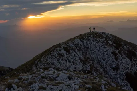 Escursionisti ammirano il tramonto a Cima Telegrafo sul Monte Baldo in provincia di Verona