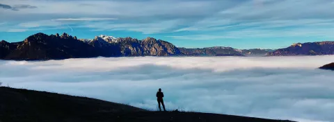 Monte Falcone a Recoaro Terme, diviso in due orizzontalmente dalla foschia generatasi dall'inversione termica
