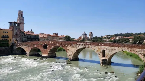 Panoramica di Ponte Pietra a Verona con l'Adige che scorre