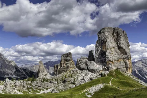 Cinque Torri in estate con cielo nuvoloso Cortina d'Ampezzo Dolomiti Bellunesi
