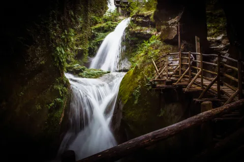 Cascata d'acqua nella grotta
