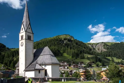 Veduta di Arabba con chiesa in primo piano