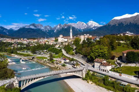 Veduta di Belluno con il fiume Piave