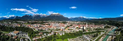 Ampia panoramica di Belluno con il fiume Piave