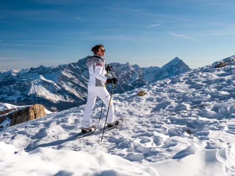 Donna sulle ciaspole con Sorapiss e Antelao sullo sfondo