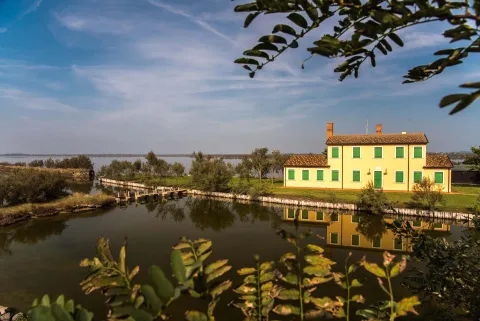 Scorcio del Delta del Po con casolare