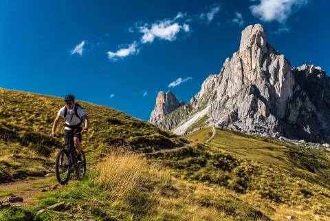 Ciclista sul Passo Giau