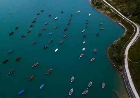 Angolo del Lago di Santa Croce in Alpago con imbarcazioni ormeggiate