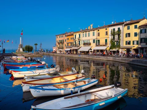 Fila di barche ormeggiate al porticciolo di Lazise