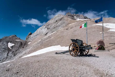 Cannone nella zona monumentale di Punta Serauta del Museo della Grande Guerra sulla Marmolada