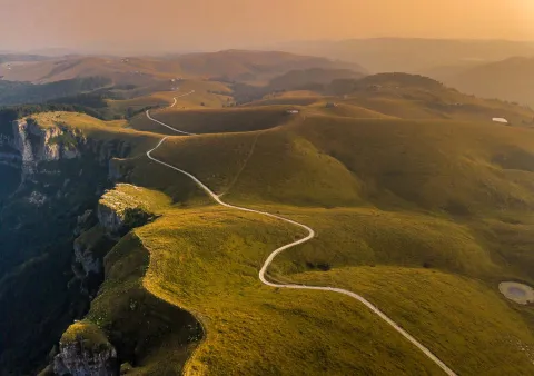 Veduta aerea dei Monti Lessini di fronte alla foresta di Giazza