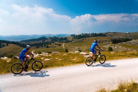 Due ciclisti nel Parco Naturale Regionale della Lessinia