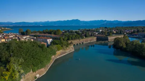 Panorama con Peschiera del Garda e le mura della sua Fortezza