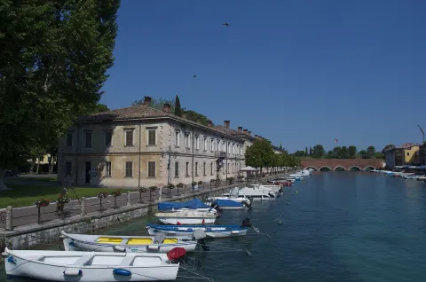 Canale con barchette ormeggiate a Peschiera del Garda