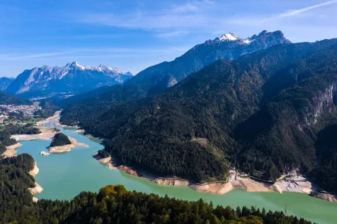 Veduta aerea del lago e di Pieve di Cadore