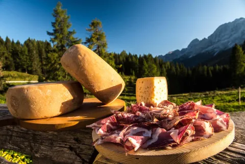 Taglieri con formaggi e salumi tipici della Val di Zoldo