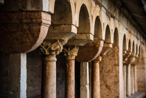 Particolare di colonne e capitelli della Pieve di San Giorgio di Valpolicella