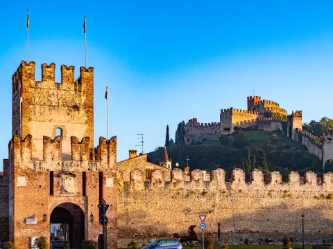Castello scaligero di Soave con le mura merlate e le torri