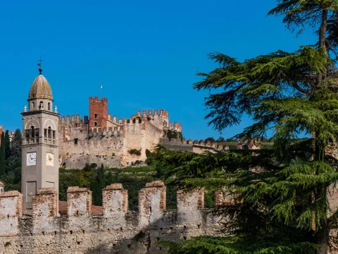 Campanile, torri e mura del Castello scaligero di Soave