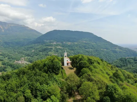 Chiesetta di San Carlo nel verde di Valli del Pasubio sulle Piccole Dolomiti