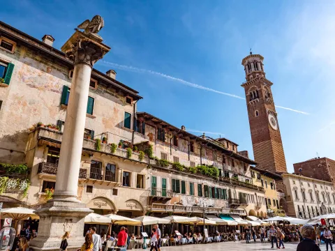 Piazza delle Erbe con gente che passeggia a Verona