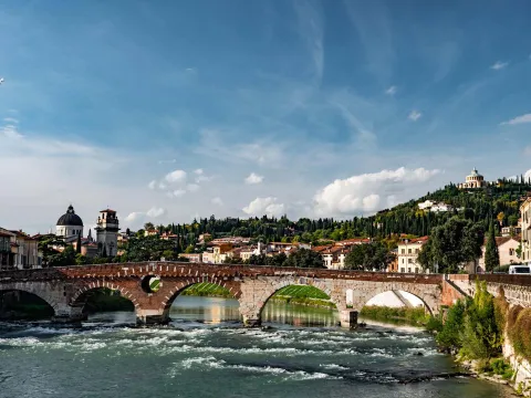 Ponte Pietra sul fiume Adige e paesaggio circostante a Verona