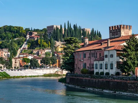 Vista di Castel San Pietro con la funicolare dall'Adige a Verona