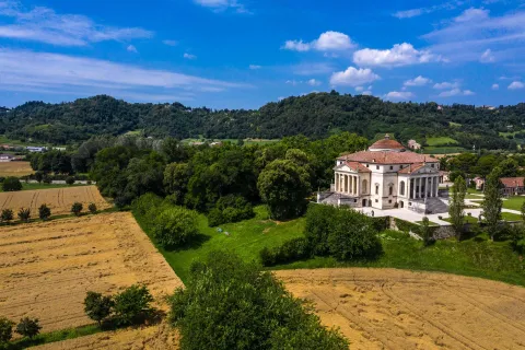 Veduta di Villa Almerico Capra detta La Rotonda e natura circostante a Vicenza