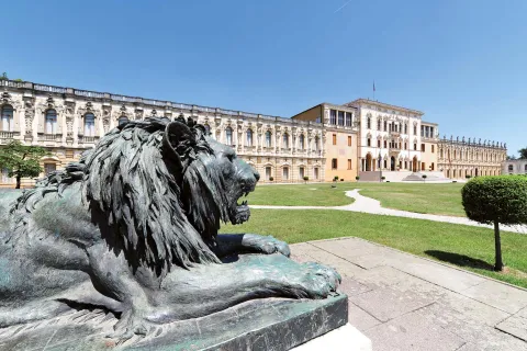 Giardino di Villa Contarini con statua di leone