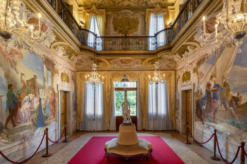 Interni affrescati di un salottino di Villa Widmann