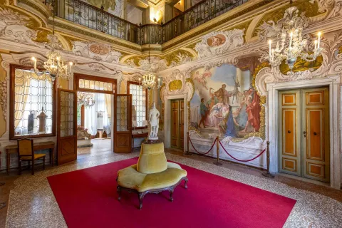 Interni affrescati di un salottino di Villa Widmann