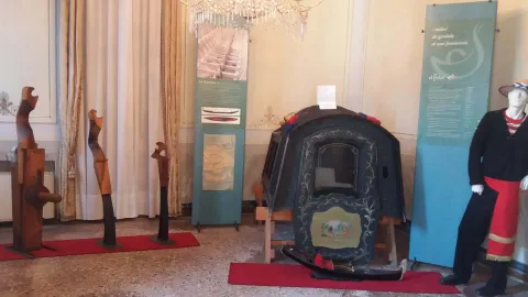 Felze e forcole esposte in una sala di Villa Widmann