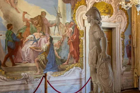 Dettagli affrescati con statua in un salottino di Villa Widmann