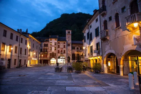 Veduta serale di Piazza Marc'Antonio Flaminio a Vittorio Veneto