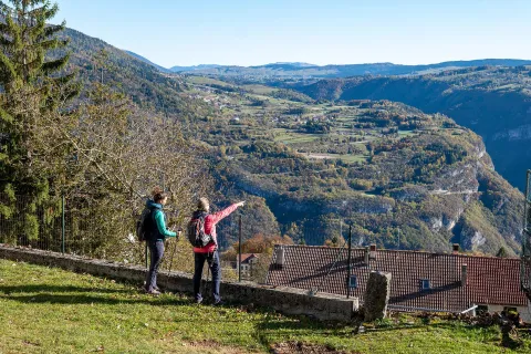 Escursioniste ammirano il panorama sulla Valdastico a Tonezza del Cimone