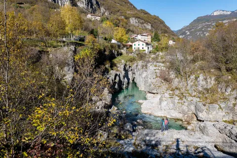 Pozze di Arsiero a Contrà Pria in autunno con il foliage
