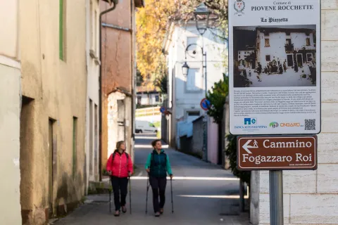 Escursioniste in Via delle Fonti a Piovene Rocchette con segnaletica del Cammino di Fogazzaro-Roi