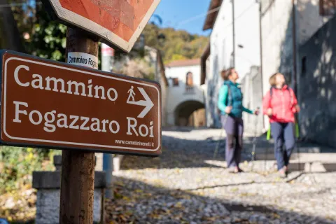 Escursioniste in Via Ospizio a Piovene Rocchette con segnaletica del Cammino di Fogazzaro Roi