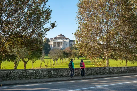 Escursioniste sulla Riviera Berica davanti a Villa la Rotonda di Vicenza in autunno con il foliage