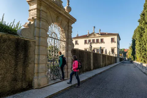 Escursioniste davanti al cancello di ingresso di Villa Valmarana ai Nani a Vicenza