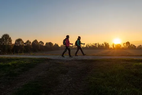 Escursioniste a Montegalda al tramonto