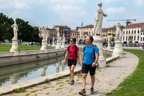 Escursionisti a Prato della Valle a Padova